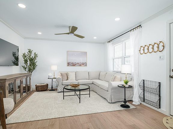 4th image of 844 Plymouth Pl #3