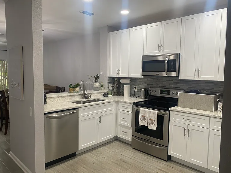 1098 Vineland Pl — Photo 3