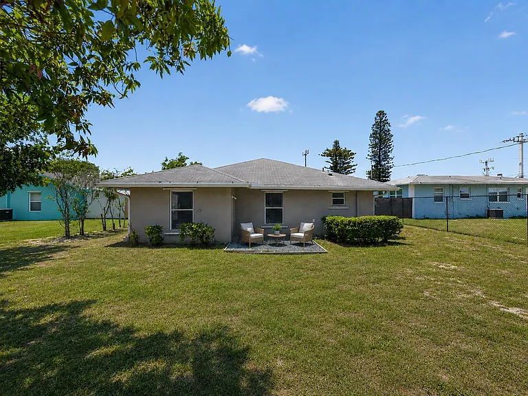 351 NW 8th Ave — Photo 2