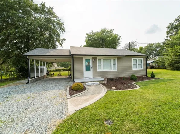 2 Howard St, Thomasville, NC 27360