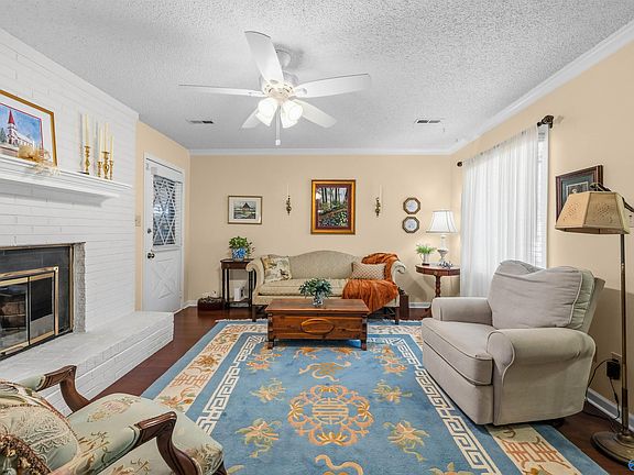 5th image of 333 Chateau Dr SW