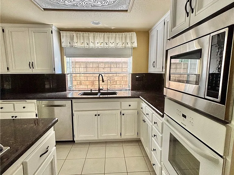 1834 Berryhill Dr — Photo 18