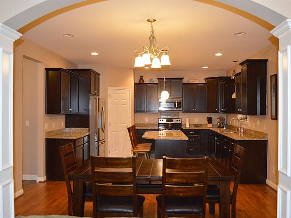 5th image of 1912 Camelot Ct