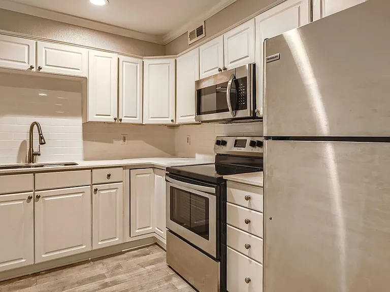 Spacious kitchen!