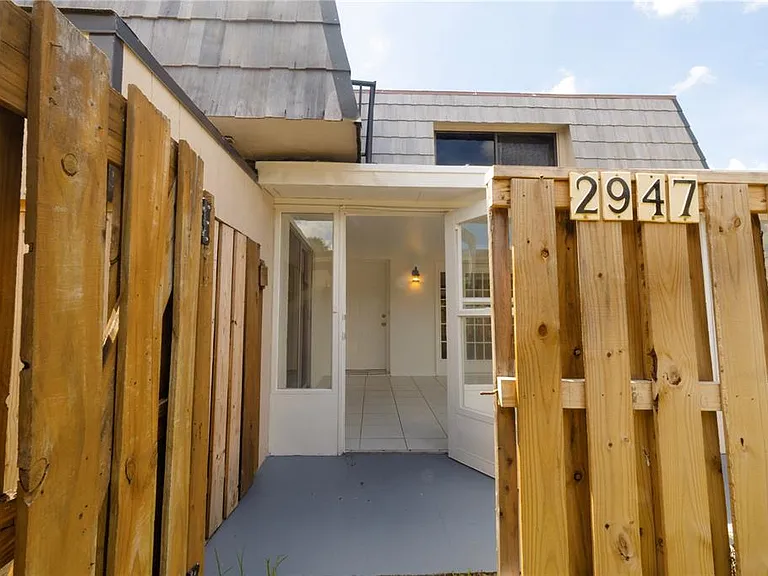 2947 Poplar Ave — Photo 3