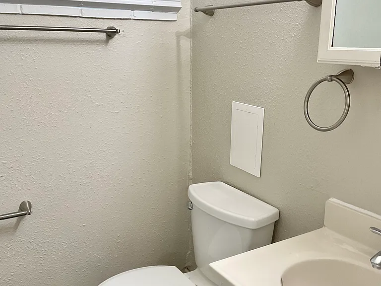 Experience the serene atmosphere of this contemporary bathroom, designed for relaxation. Experience the serene atmosphere of this contemporary bathroom, designed for relaxation.