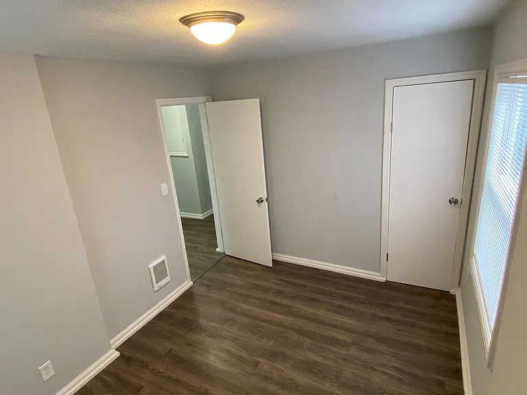Raymond Apartments — Photo 19