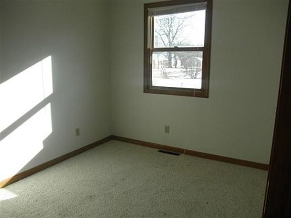 5th image of 440 E 1st St