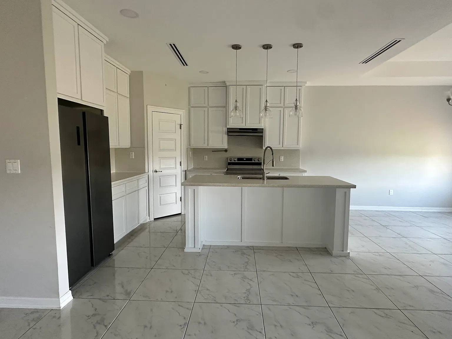 3 bed, 2.5 bath, 1650 sqft, $1,900 — Photo 4