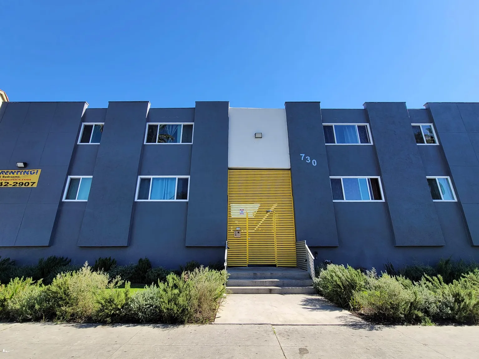 730 N Mariposa Ave — Photo 2