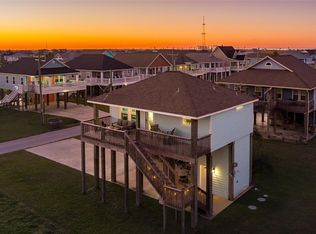 960 Crane Ln, Crystal Beach, TX 77650