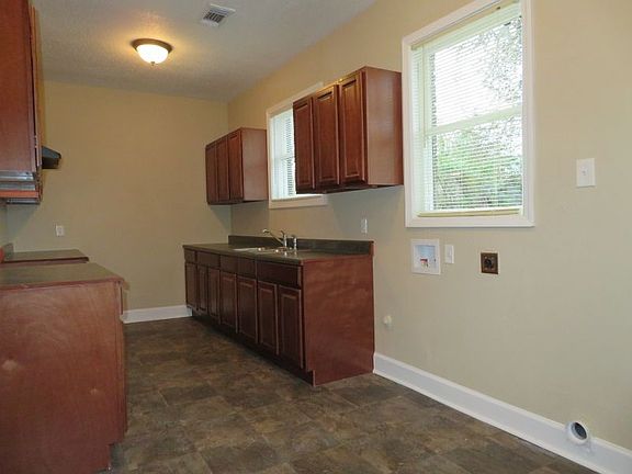 3rd image of 943 Biggs St