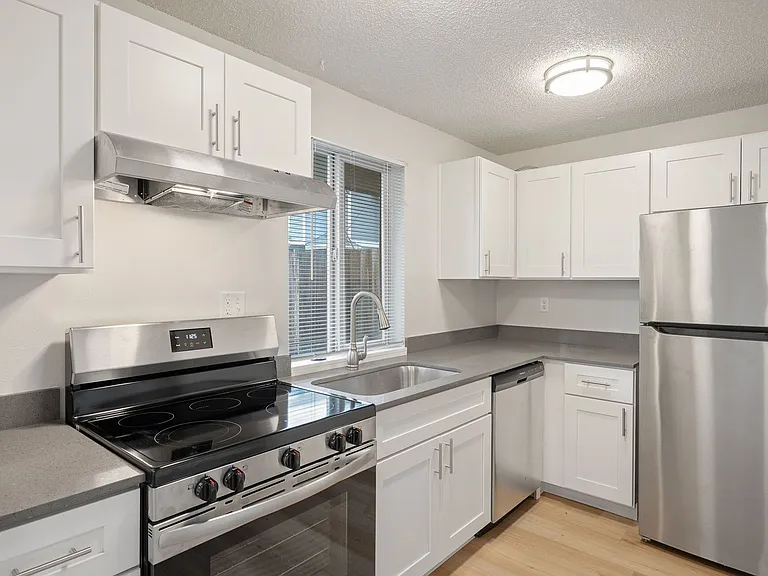 Kingswood Townhome Apartments — Photo 12