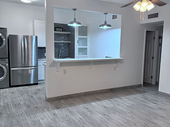5th image of 4102 E Moreland St