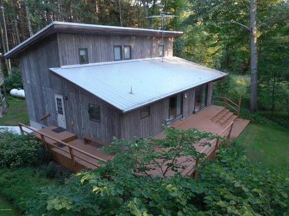 5855 N Miles Rd, Stanton, MI 48888