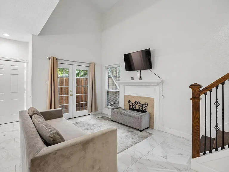 2601 Augusta Dr #14 — Photo 4