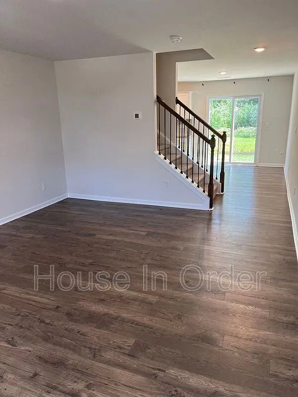 3 bed, 2.5 bath, 1375 sqft, $2,025 — Photo 2