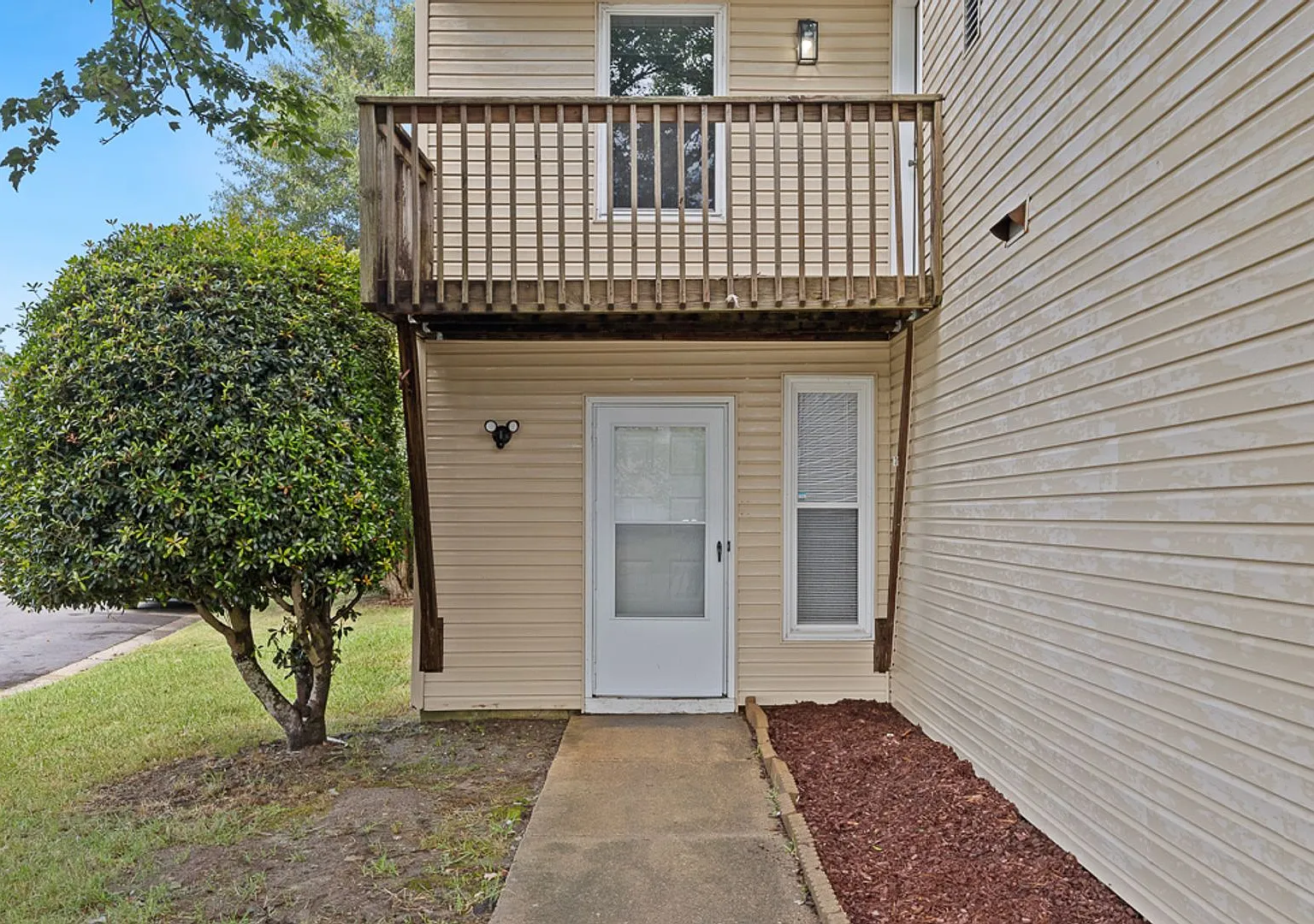 Beautifully remodeled 3 bedroom, 2.5 bathroom, two story home in central Virginia Beach! — Photo 3
