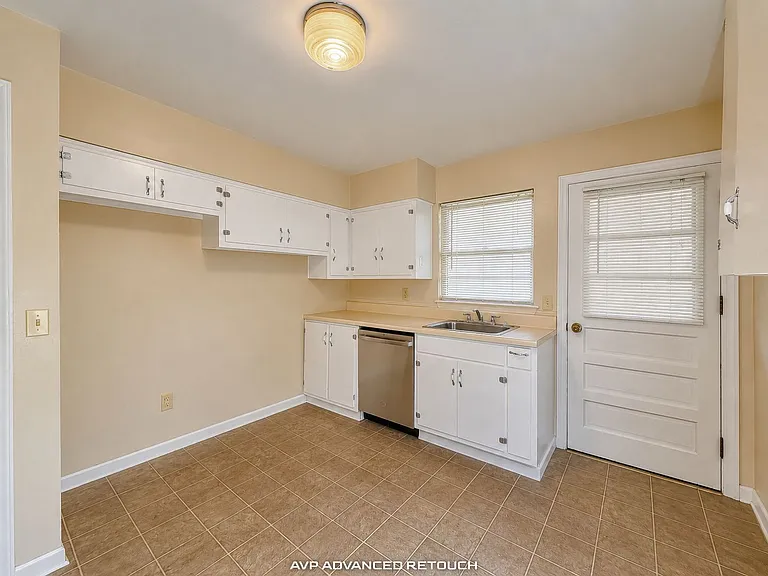 516 Ferry St NE — Photo 8