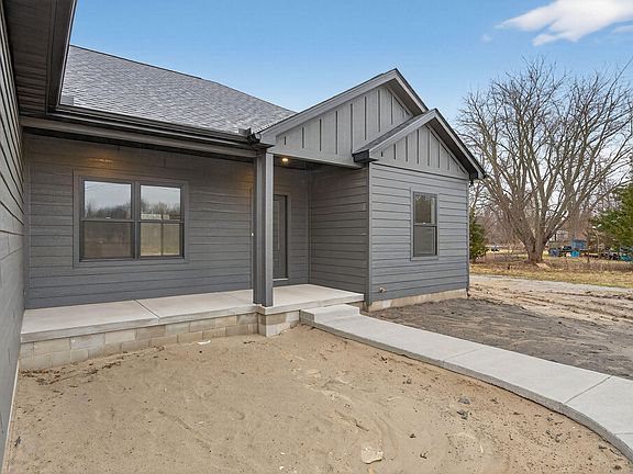 4th image of 238 E 550 N