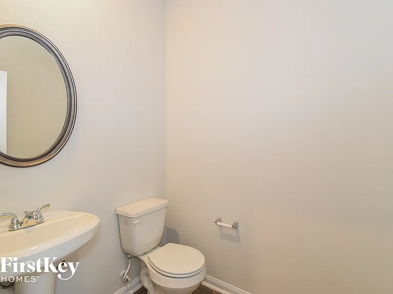 317 Lakeway Cir — Photo 14
