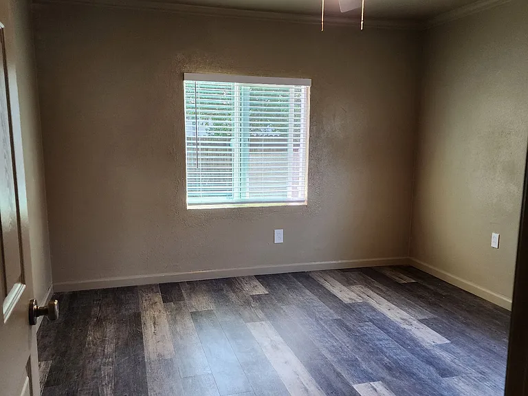 122 Eldridge Ave — Photo 2