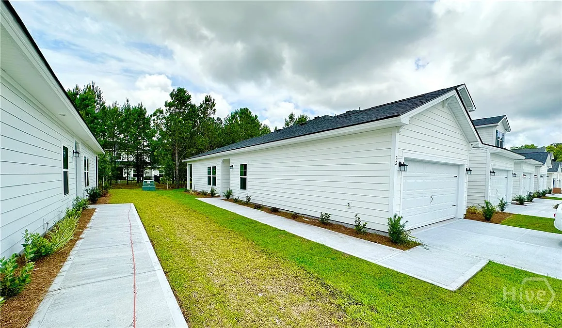 Building Photo - Small Pine Ln