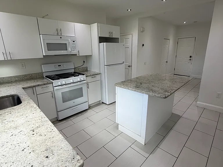 10 Ashford St #1 — Photo 9