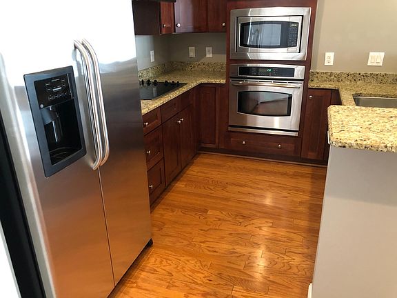 Kitchen with high end appliances, super quiet Bosch dishwasher