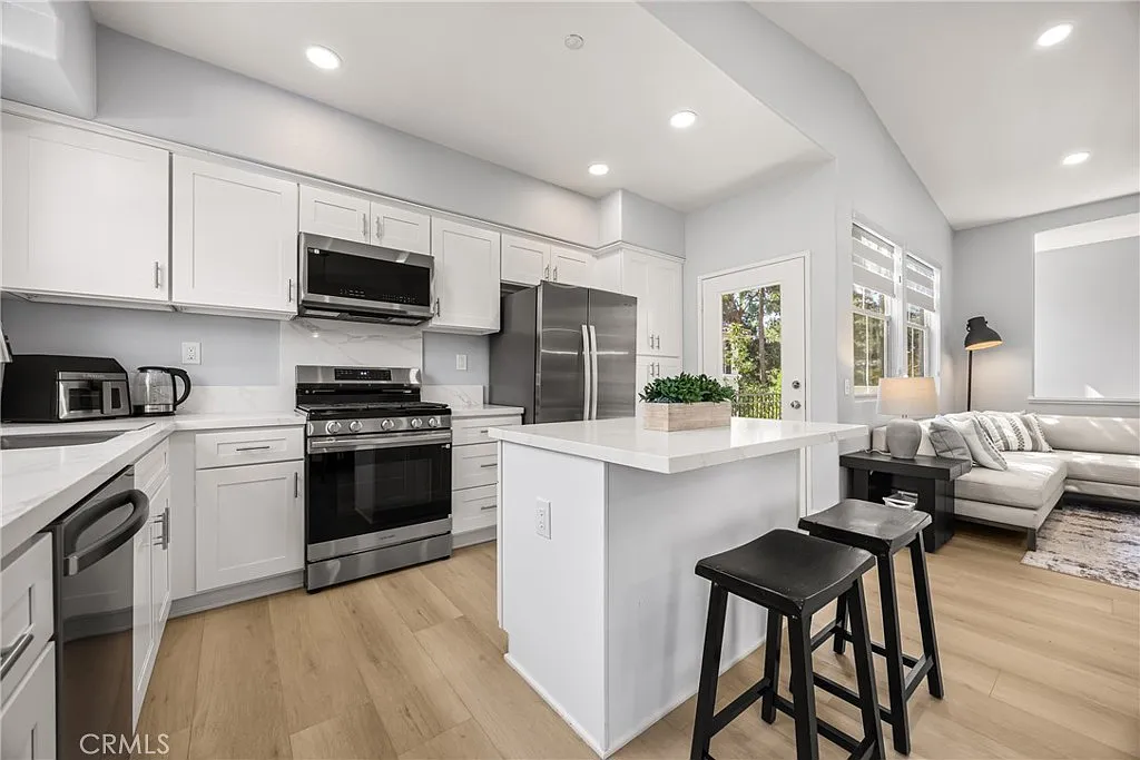 2 bed, 1069 sqft, $3,750 — Photo 2