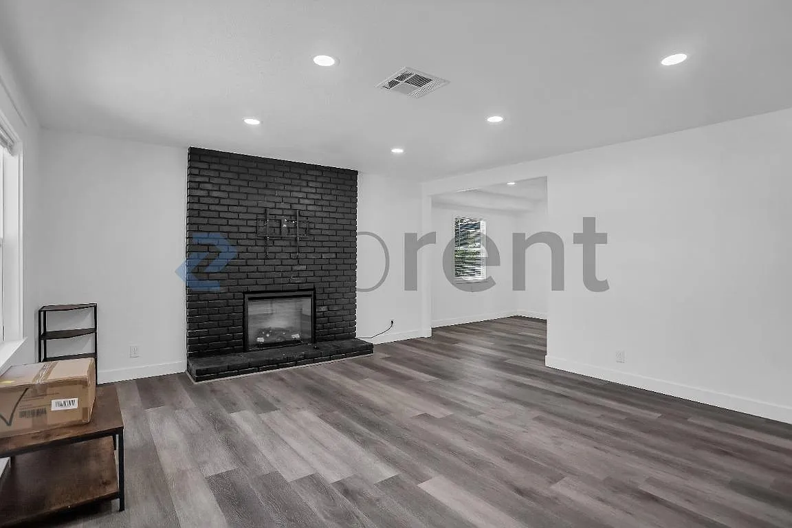 3 bed, 1000 sqft, $2,200 — Photo 4
