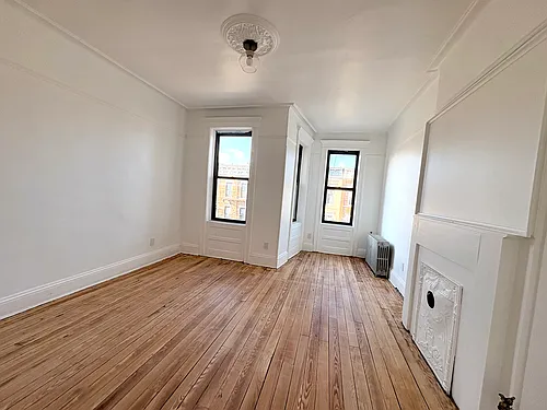 1692 Gates Ave #3L Photo 1