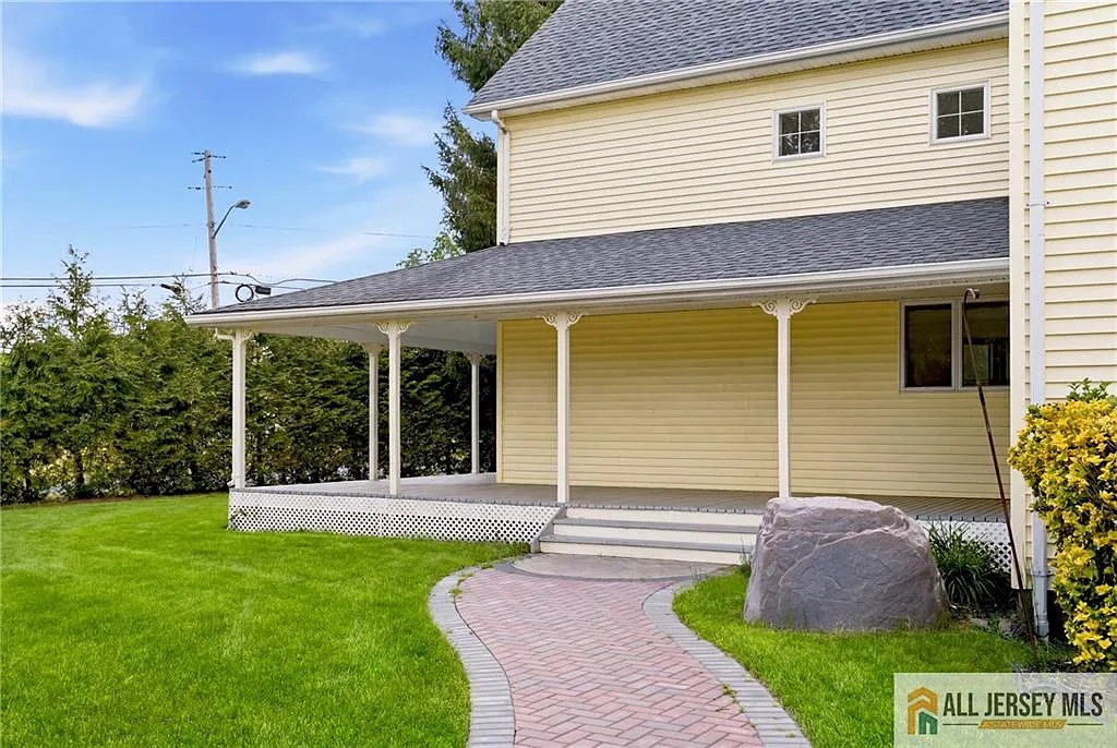 5 bed, 3.0 bath, 2236 sqft, $5,000 — Photo 4