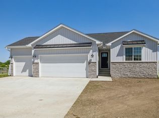 104 Crossroads Dr, Des Moines, IA 50320