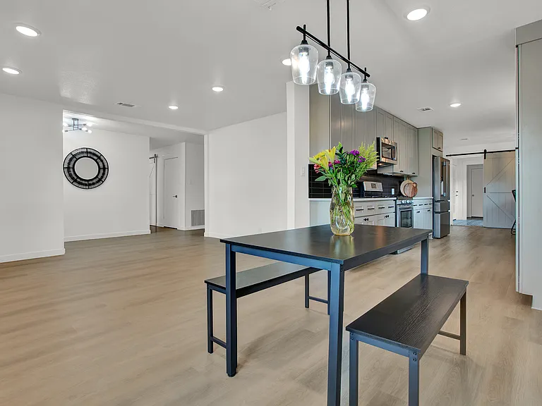 2910 W Crawford St — Photo 7