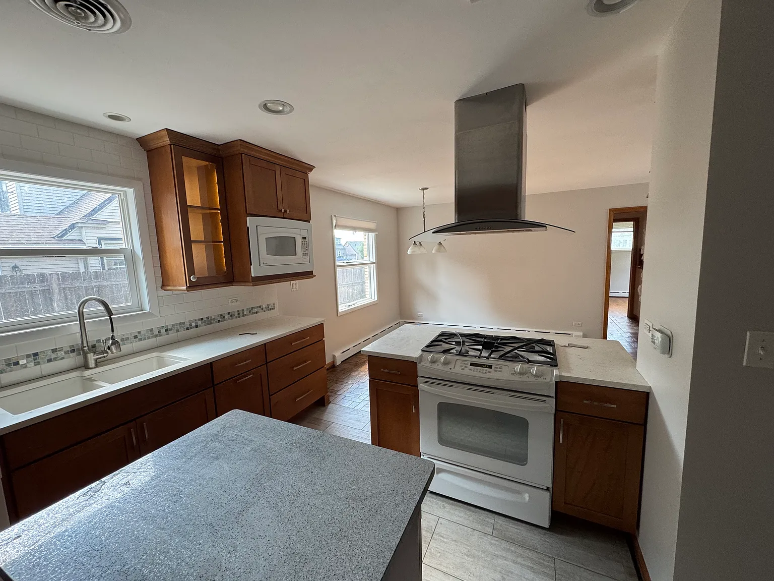 702 S Summit St — Photo 4