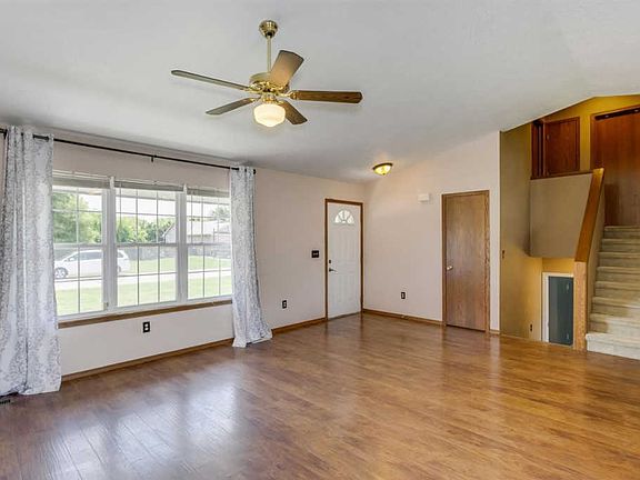5th image of 703 S Dublin Dr