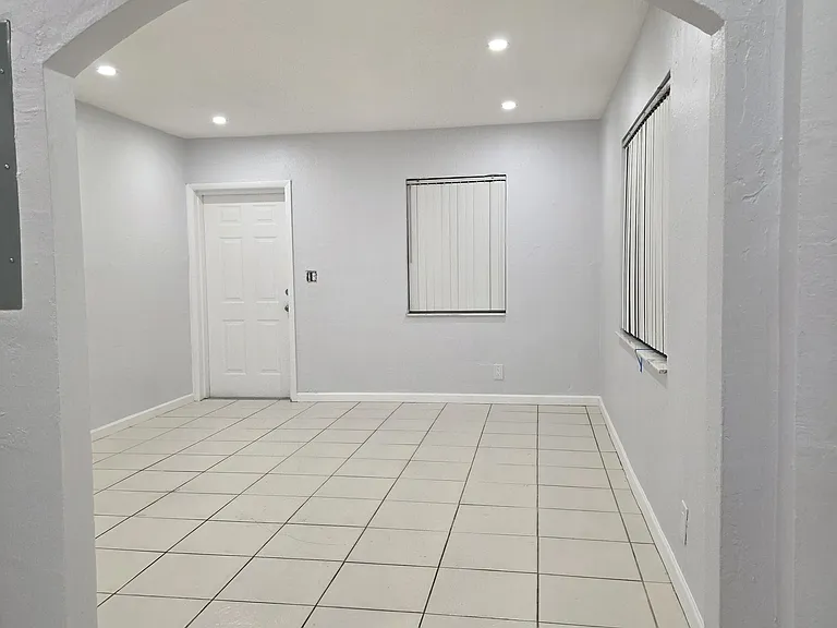 Living Room (Actual)
15'6" X 11'6"