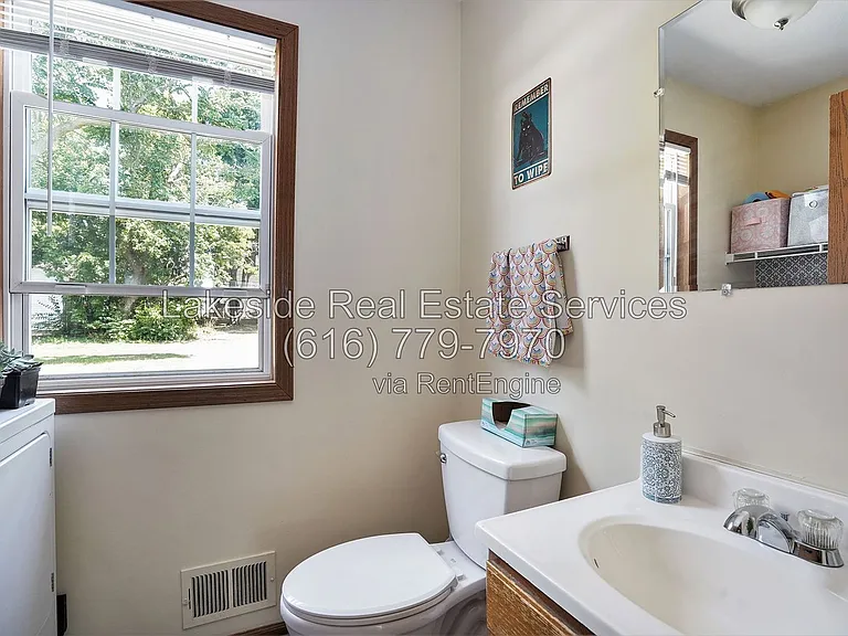 920 Cass Ave SE — Photo 5