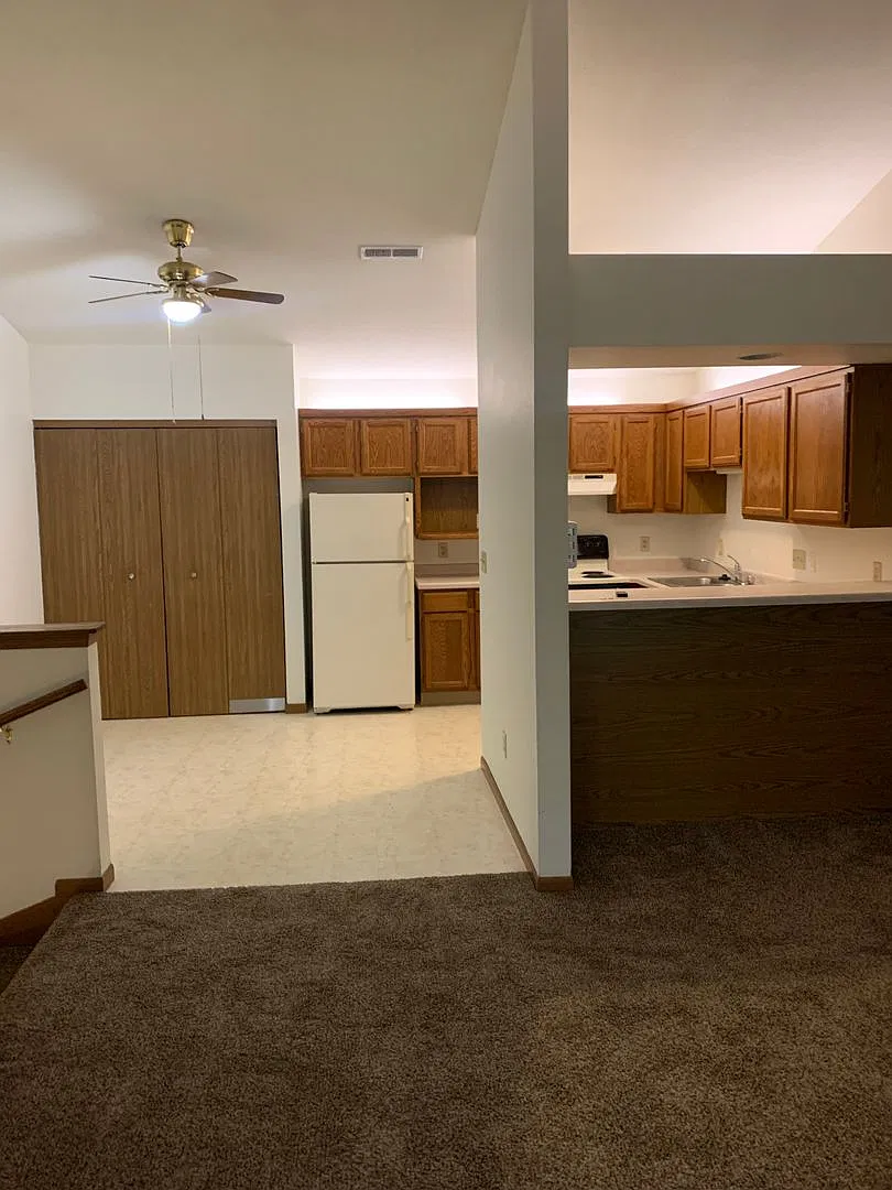 White Manor — Photo 1