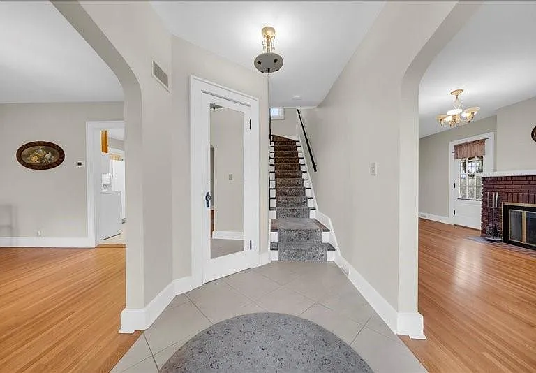 198 Leroy St — Photo 2