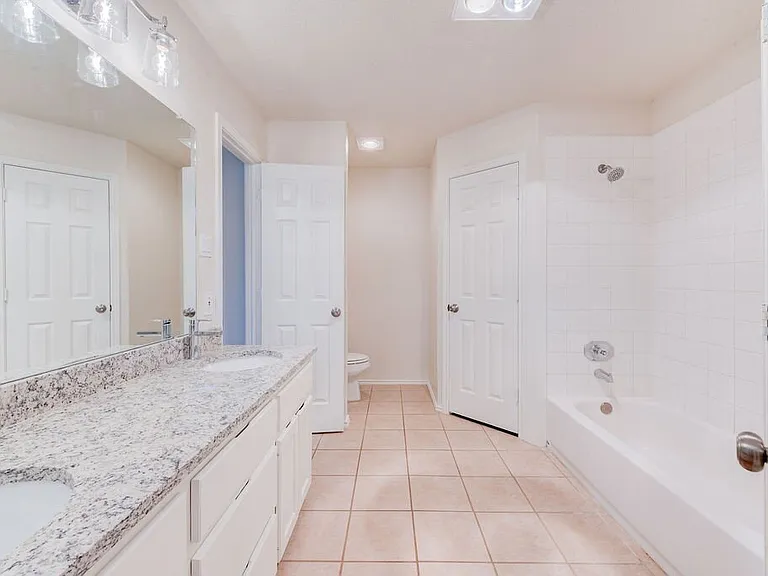 221 Grover Ave — Photo 20