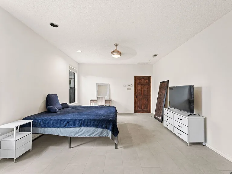 3915 Hunters Crest St — Photo 19