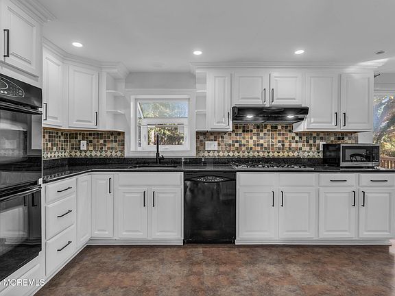 5th image of 927 Indian Hill Road