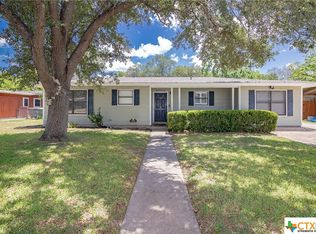1905 E Locust Ave, Victoria, TX 77901