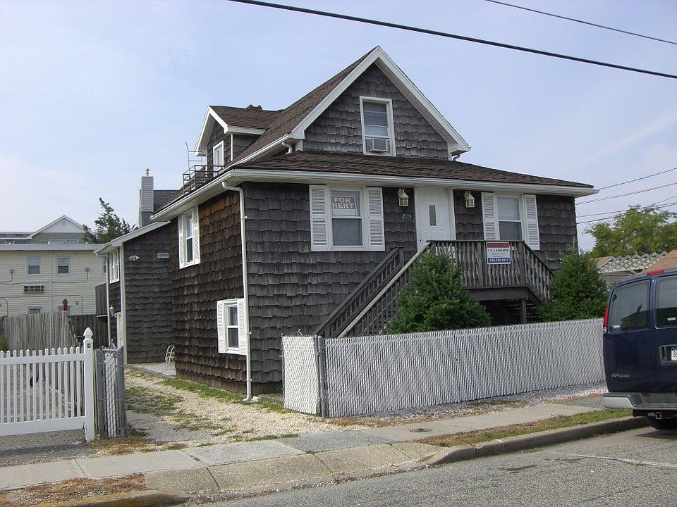 1st image of 205 Blaine Ave APT 2