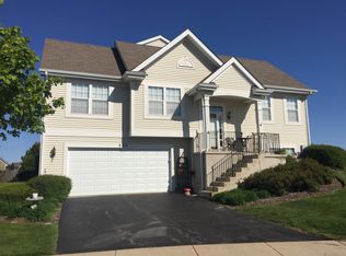 920 Clover Ln, Hampshire, IL 60140