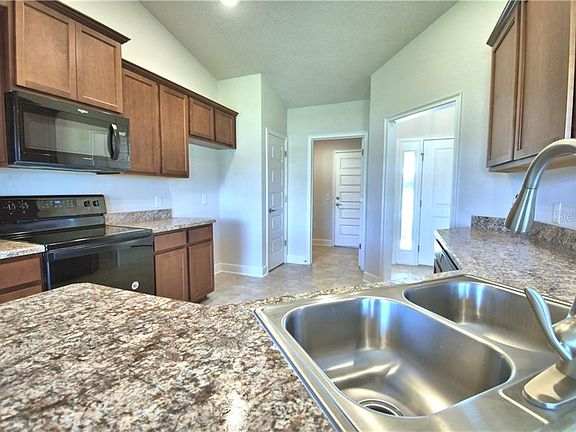 3rd image of 109 Heritage Park Ln
