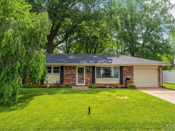 1402 Princeton Dr, O'Fallon, IL 62269