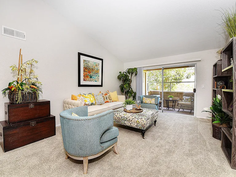 2 Bedroom 2 Bath-Spacious Living Room